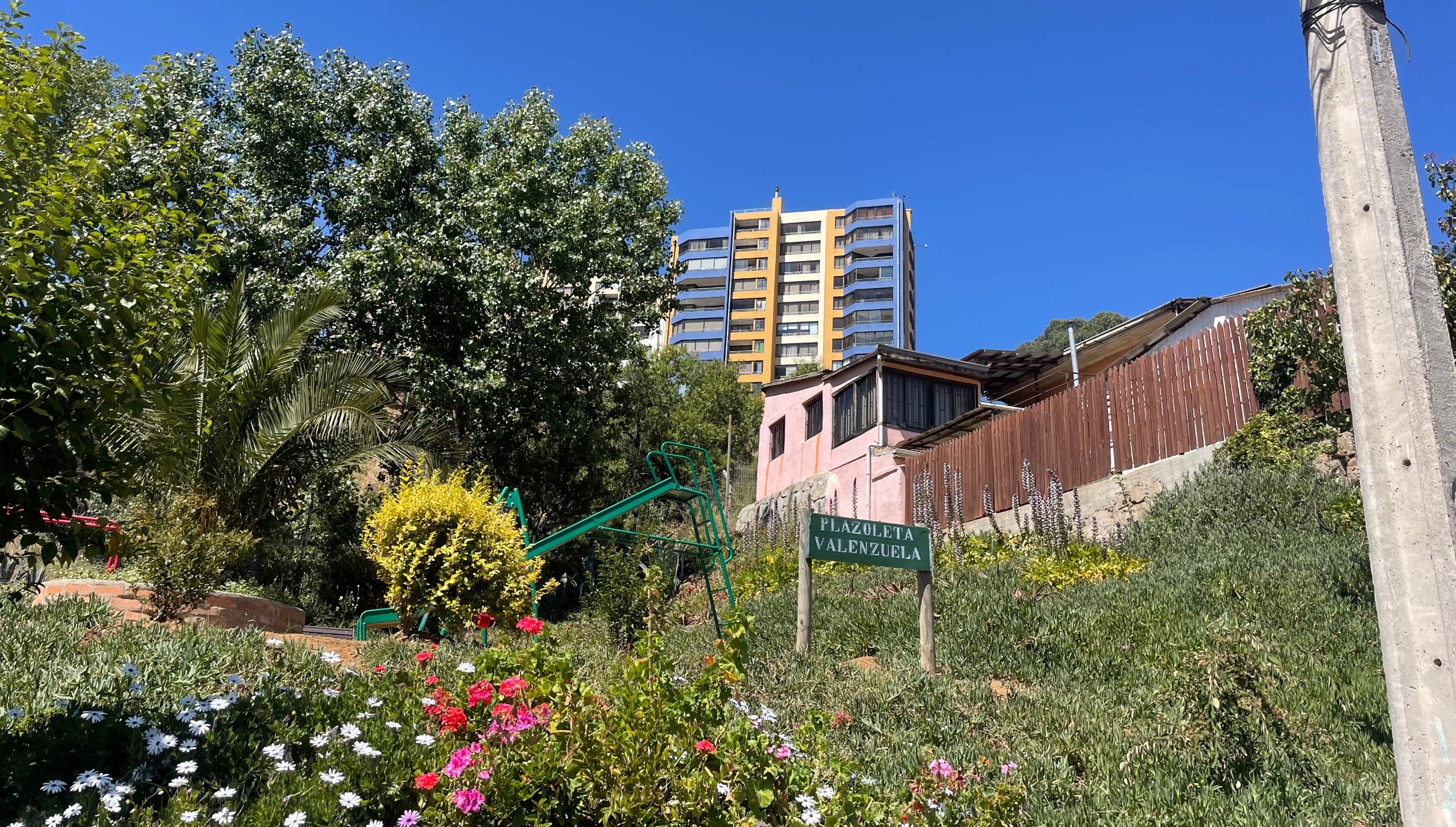 Actual Plazoleta Valenzuela, espacio verde con señalética
