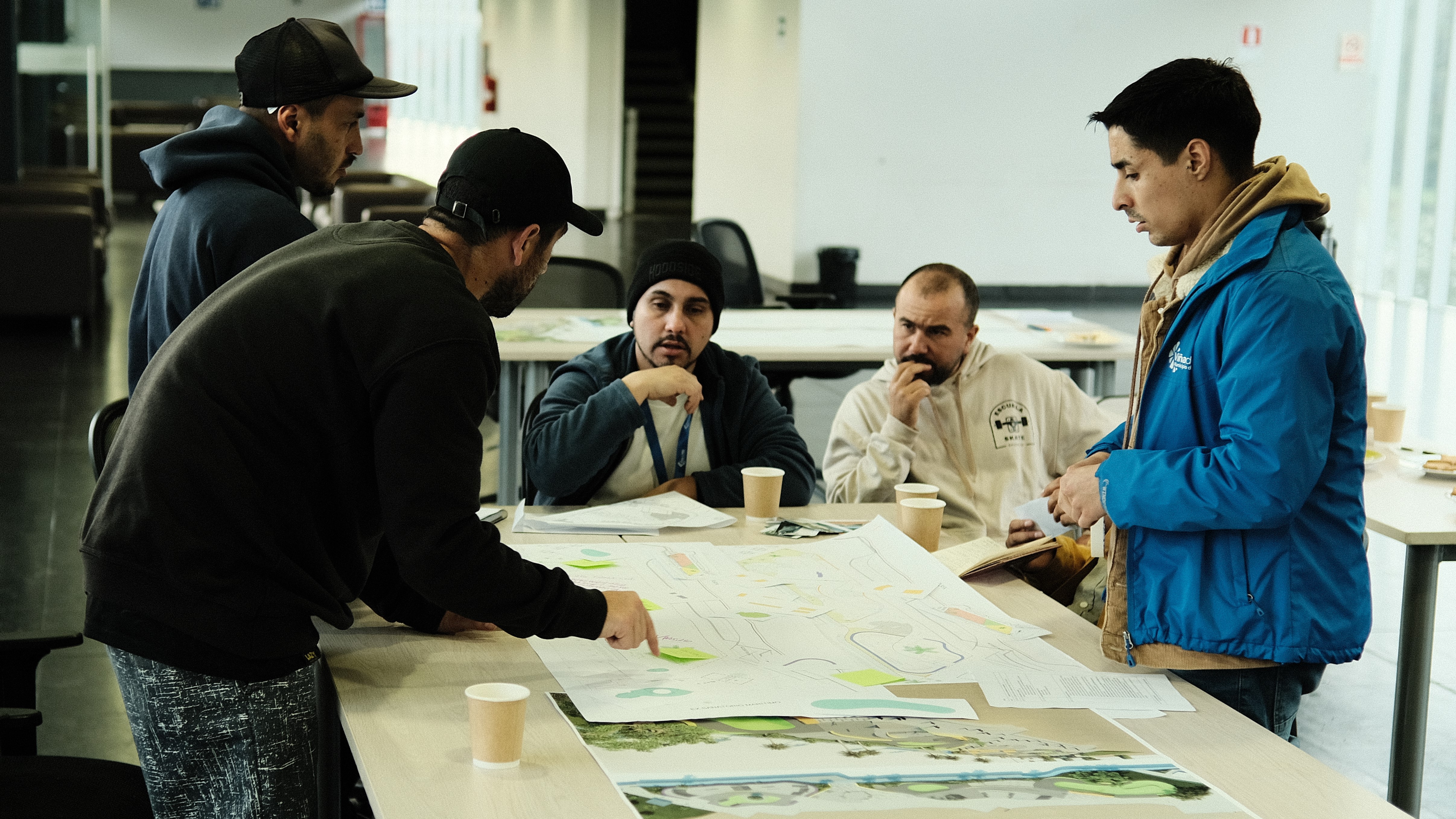 4 hombres participando en un taller