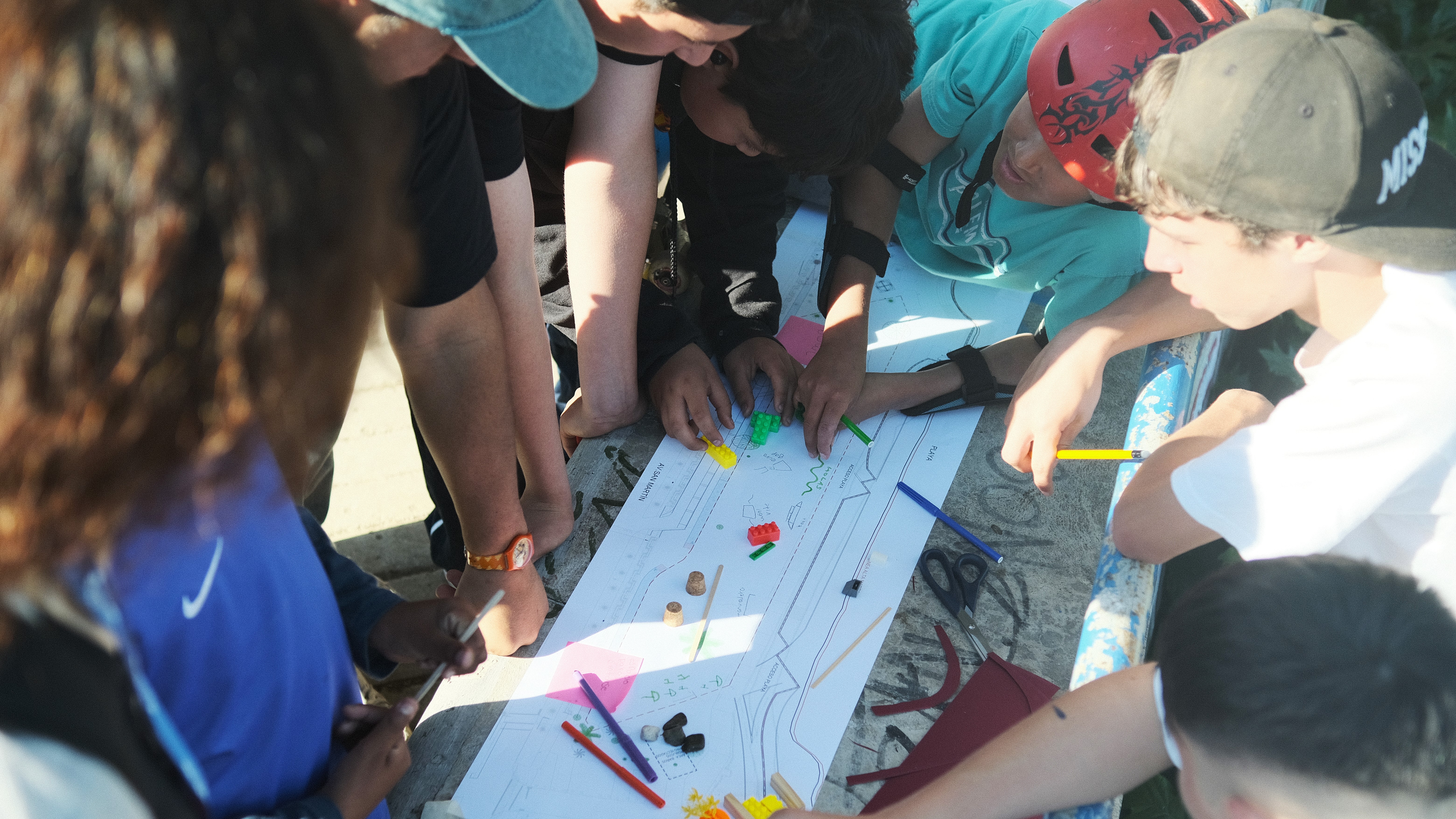 Niños participando en un taller, escribiendo